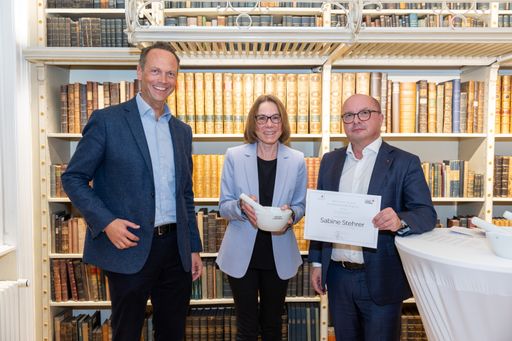  Preisübergabe an Sabine Stehrer von Medizin populär