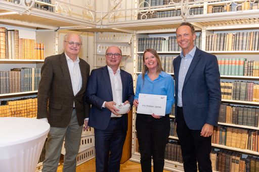 Vorschau Bild von Preisübergabe an Ina Weber-Janes, Wiener Zeitung