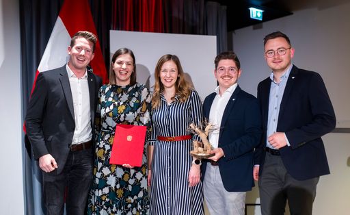  Der Bundesvorstand der Landjugend Österreich gratuliert zur
verdienten Auszeichnung. v.l.n.r.: Bundesleiter Markus Buchebner,
Vorsitzende des International Committee der LJ Kärnten Daniela
Hinteregger, Staatssekretärin Claudia Plakolm, Projektleiter Florian
Laßnig und Bundesleiter Stv. Philipp Gillesberger