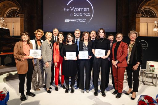 "For Women in Science" Wien - von links nach rechts: Lisa
Seekircher (nahm den Preis stellvertretend für ihre Schwester Lisa
Seekircher entgegen), Arabella Kiesbauer, Mag.a Barbara Weitgruber,
Edzard Meenen, Mag.a Dorothy Khadem-Missagh, Valentina Sladky PhD,
Jean-Christophe Letellier, DI Dr.in Catarina Czibula, Matthieu
Peyraud, Dr.in Magdalena Boch, MSc Dr.in Barbara Haberl,
Univ.-Prof.in DIin Dr.in techn. Ulrike Diebold, Dr.in Sabine Haag /
Weiterer Text über ots und www.presseportal.de/nr/24390 / Die
Verwendung dieses Bildes für redaktionelle Zwecke ist unter
Beachtung aller mitgeteilten Nutzungsbedingungen zulässig und dann
auch honorarfrei. Veröffentlichung ausschließlich mit
Bildrechte-Hinweis.