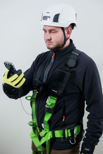 Vorschau Bild von Auch für Industrieanwendungen ist die REELOQ Handysicherung ein
etabliertes System, um das Handy gegen Sturz griffbereit zu
schützen.