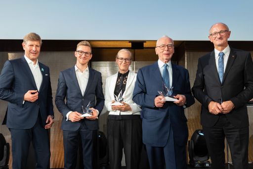  v.l.: Club Tirol-Präsident Julian Hadschieff, Jakob Schubert,
Andrea Fischer, Klaus Ortner und Tirols Landeshauptmann Anton Mattle