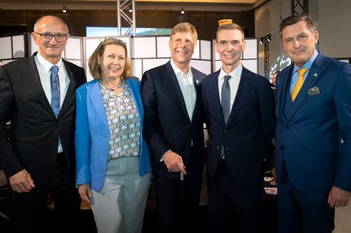 Vorschau Bild von v.l. Landeshauptmann Anton Mattle, Pia und Julian Hadschieff,
Finanzminister Gunter Mayr mit Wiener Wirtschaftsstadtrat Peter
Hanke