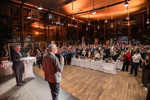 Chris Yorke (Geschäftsführer ÖWM, links) und Rainer Pariasek auf
der Bühne der "West Wine Story" Innsbruck