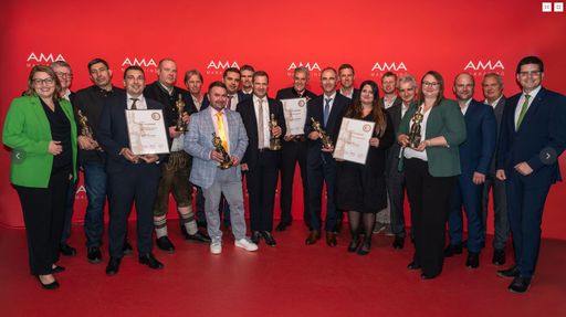 Vorschau Bild von Über die sechs Auszeichnungen freut sich das gesamte
berglandmilch Team mit Christina Mutenthaler-Sipek
(Geschäftsführerin AMA-Marketing) und Lorenz Mayr
(Aufsichtsratsvorsitzender).