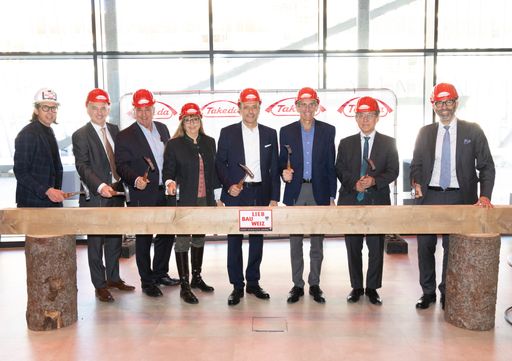 Die letzten Nägel werden symbolisch in den Dachbalken gehauen,
bei der Gleichenfeier zu Takedas „Labor der Zukunft“ am 21. November
2024.