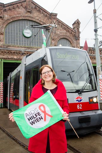  Rund um den Welt-AIDS-Tag am 1. Dezember fahren die Wiener
Straßenbahenn mit den Fähnchen der Aids Hilfe Wien, um auf die
Stigmatisierung von Menschen mit HIV aufmerksam zu machen.
