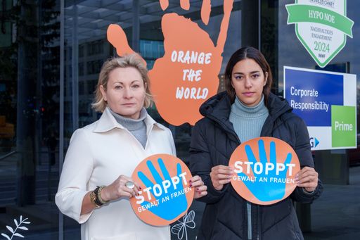 HYPO NOE Bereichsleiterin Generalsekretariat Personal & Recht,
Rita Jakusch, spricht sich mit der iranischen Kajakfahrerin Saman
Soltani im Rahmen der UN-Kampagne "Orange the World" gegen Gewalt an
Frauen aus.