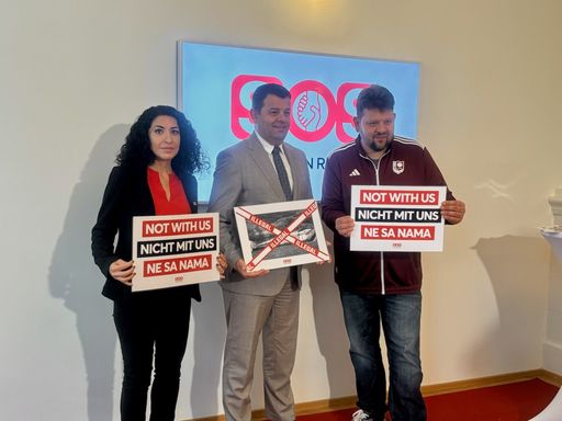 Vorschau Bild von Shoura Hashemi (Amnesty), der staatliche bosnische Minister für
Menschenrechte und Geflüchtete Sevlid Hurtić und Petar Rosandić von
SOS Balkanroute bei der Präsentation des Bescheids.