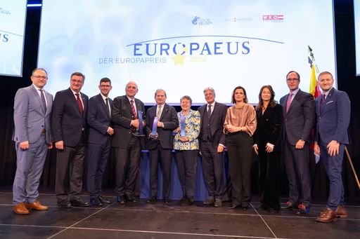 v.l.n.r.: EUROPAEUS 2024: Die Preisträger mit den Laudatoren und
Veranstaltern