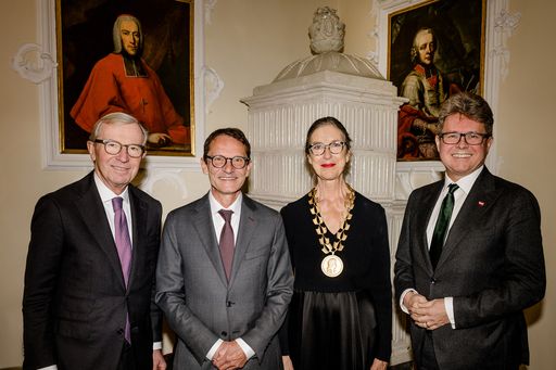  V.l.n.r.: Landeshauptmann Wilfried Haslauer, Rektor Bernhard
Fügenschuh, Rektorin Elisabeth Gutjahr, Bundesminister Martin
Polaschek