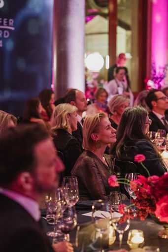 Vorschau Bild von Am 21. November fanden sich rund 130 geladene Gäste aus Politik,
Wirtschaft und Gesellschaft zur zweiten Verleihung der Schiefer
Awards im MAK ein.