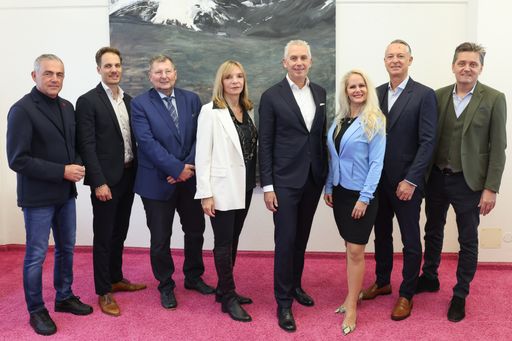  Der OOHA-Vorstand von links nach rechts: Fred Kendlbacher
(Progress Aussenwerbung Ges. mbH), Josef Maier (mw monitorwerbung
GmbH), Andreas Allerstorfer (Allerstorfer Werbeservice GmbH), Karin
Seywald-Czihak (ÖBB Werbung GmbH), Franz Solta (Gewista
Werbegesellschaft m.b.H.), Claudia Mohr-Stradner (Epamedia GmbH),
Josef Almer (Goldbach Austria GmbH), Bernd Schönegger (Ankünder
GmbH) Nicht am Foto: Dominik Sobota (Progress Vorarlberg Werbe GmbH)