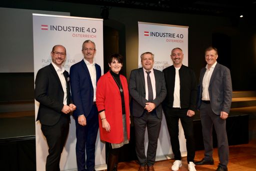  (v.l.n.r.): Mario Gerber (Tiroler Wirtschaftslandesrat), Jimmy
Heinzl (Geschäftsführer Wirtschafts-Standort Vorarlberg – WISTO),
Elfriede Schober (stv. Bundesvorsitzende der PRO-GE), Michael
Wiesmüller (Abteilungsleiter „Digitale- und Schlüsseltechnologien
für industrielle Innovation“ im BMK), Rainer Haag (Vorsitzender Task
Force Industrie 4.0 der IV Tirol, CEO ematric) und Thomas Welser
(Vorstandsvorsitzender Plattform Industrie 4.0 Österreich) bei der
Pressekonferenz anläss-lich des Summit Industrie 4.0 im Salzlager in
Hall in Tirol
