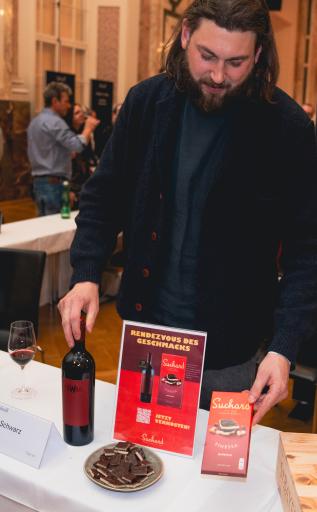 Suchard Wine Pairing: Suchard Finessa Marzipan mit Schwarz-Rot
2022