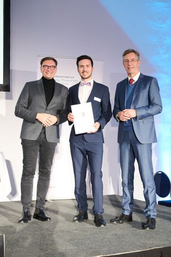 Preisträger Claudio Jäger (m.) mit Peter Mirski (MCI, l.) und
Sektionschef Elmar Pichl (r.) ©BMBWF/Fotografie Sabine
Klimpt/Lichtblick KG