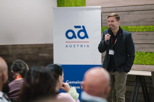 Vorschau Bild von Roman Rohrmoser, Leitung Vertrieb & Marketing, beim Beschluss zum
Entwicklungsbeirat.