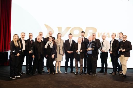 : Die VORward Preisträger und Preisträgerinnen mit
Niederösterreichs LH-Stv. Udo Landbauer, GR Erich Valentin, Peter
Zinggl, Gesamtverkehrskoordinator des Burgenlands und Leiter der
Landesplanung, und mit der Geschäftsführung des VOR, Karin Zipperer
und Alexander Schierhuber und mit Thomas Strachota, GF Wiener
Bezirksblatt und Gerhard Riedler, GF der RegionalMedien Wien und
RegionalMedien Niederösterreich.