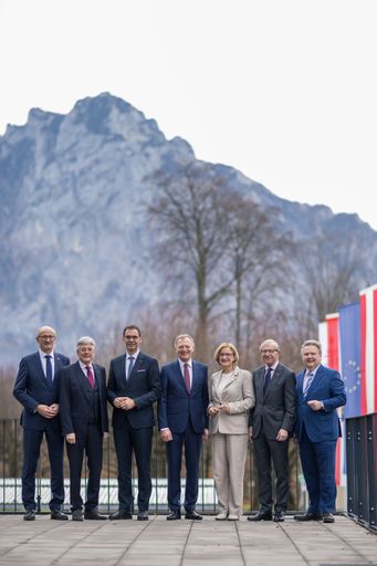 Die Landeshauptleute tagen diesmal im Waldcampus Traunkirchen (v.
l.): Anton Mattle (Tirol), Peter Kaiser (Kärnten), Markus Wallner
(Vorarlberg), Thomas Stelzer (OÖ), Johann Mikl-Leitner (NÖ),
Wilfried Haslauer (Salzburg) und Michael Ludwig (Wien).
