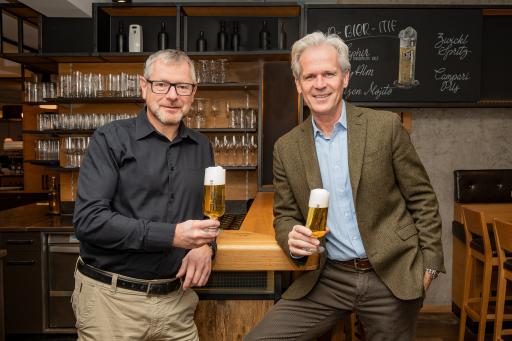  Braumeister Heinz Wasner und Karl Schwarz, Eigentümer der
Traditionsbrauerei Zwettler stoßen auf den Erfolg an