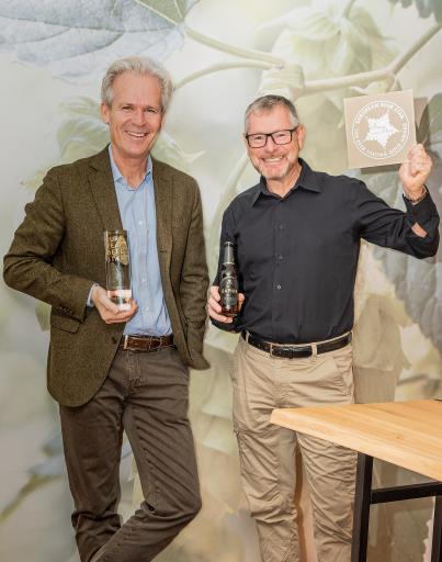 Vorschau Bild von Karl Schwarz und Heinz Wasner mit der begehrten Auszeichnung