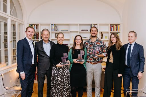  v. links: Andreas Ambros-Lechner (MEGA-Generalsekretär), Norbert
Zimmermann (MEGA-Vorstand), Kathrin Limpel (Fremde werden Freunde),
Gabi Hampson (W*ort), Udo Felizeter (Musikschule DoReMi), Sonja
Zimmermann (MEGA-Vorständin), Franz Schellhorn (MEGA-Vorstand)