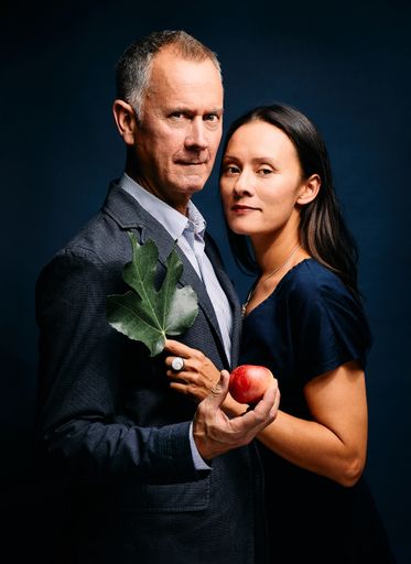 Vorschau Bild von Mike Svoboda, Komponist und Dirigent der Uraufführungsproduktion
,,Adam & Eva" bei den Schwetzinger SWR Festspielen 2025, mit der
Librettistin Anne-May Krüger. © SWR/Studio Kaviani, honorarfrei -
Verwendung gemäß der AGB im Rahmen einer engen,
unternehmensbezogenen Berichterstattung im SWR-Zusammenhang bei
Nennung "Bild: SWR/Studio Kaviani" (S2), SWR
Presse/Bildkommunikation, Baden-Baden, Tel: 07221/929-24429,
foto@swr.de / Weiterer Text über ots und www.presseportal.de/nr/7169
/ Die Verwendung dieses Bildes für redaktionelle Zwecke ist unter
Beachtung aller mitgeteilten Nutzungsbedingungen zulässig und dann
auch honorarfrei. Veröffentlichung ausschließlich mit
Bildrechte-Hinweis.