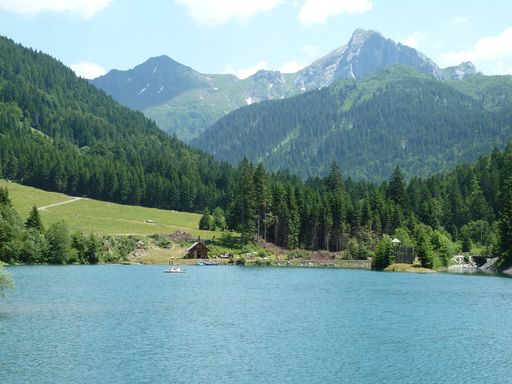 Vorschau Bild von Unser Ziel ist es, eine Energieerzeugung mit einem möglichst
geringen Eingriff in die Natur zu schaffen und die Ökostromerzeugung
weiter auszubauen. Dabei kommt es zudem auf den richtigen Energiemix
an, da die erneuerbaren Energien im Verlauf der Jahreszeiten sehr
unterschiedlich zur Verfügung stehen. Dies ist uns ebenso wichtig
wie die Gewährleistung fairer Preise für Privat- und
Gewerbekunden.“, betont Wilfried Johann Klauss, Geschäftsführer der
AAE Naturstrom.