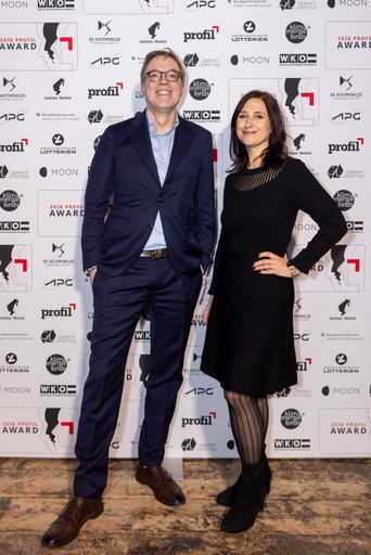 Vorschau Bild von ZPAward24-3: Johan Hartle, Rektor Akademie der bildenden Künste
und Anna Thalhammer, Chefredakteurin profil