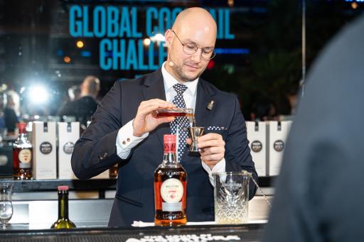  Nicola Colic, Bartender der Kronenhalle in Zürich, beim Mixen
seines Siegerdrinks beim Regional-Finale der Angostura Global
Cocktail Challenge 2024/2025 in Wien.