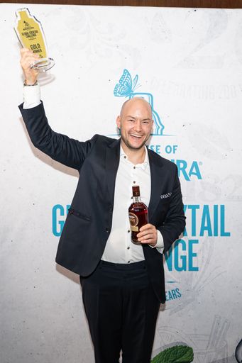 Vorschau Bild von Nicola Colic, Bartender der Kronenhalle in Zürich, gewinnt das
Regional-Finale der Angostura Global Cocktail Challenge 2024/25 in
Wien und kämpft um den globalen Sieg im Mai 2025 in Trinidad &
Tobago.
