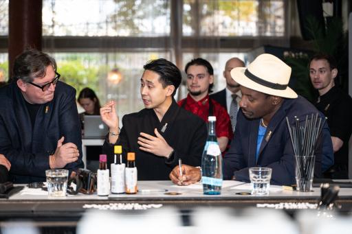 Vorschau Bild von Der Österreichische Teilnehmer, Phillip Cortez von der Miss
Saigon Eatery & Bar, Wien (in der Mitte) mit den Jurymitgliedern
Roland Graf, österreichischer Genuss-Journalist und
Spirituosen-Experte (links), und Global Rum Ambassador Ian Burrell
(rechts).