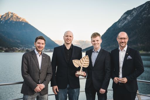 Tirols Wirtschaftslandesrat Mario Gerber (r.) und Martin Reiter
(Mitglied der Geschäftsführung der Lebensraum Tirol Holding, l.)
gratulieren den beiden Geschäftsführern von Lambda Wärmepumpen
Florian Fuchs und Florian Entleitner (2.v.r.).