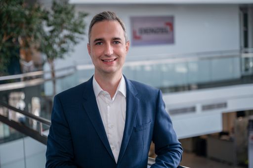 Vorschau Bild von Ing. Mag. Jürgen Höller, Managing Director Gausium Österreich,
zeigt sich zufrieden mit der neuen Partnerschaft zwischen
InterContinental Wien und Gausium Österreich.