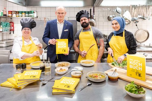 „Das gelbe Kochbuch" steht für die kulturelle und kulinarische
Vielfalt der Post mit Rezepten von Barbara Zissler, Douglas de
Oliveira Batista, Gülseren Gülmez (v.l.n.r.) und 77 weiteren
Mitarbeiter*innen der Post. Hier gemeinsam mit Walter Oblin,
Generaldirektor Österreichische Post AG (2.v.l.)