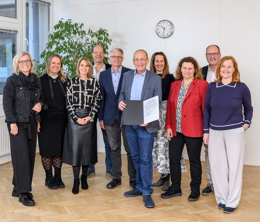 v.l.n.r.: Mag.a Gudrun Kern (Kinder in Wien), Martina Seda
(Dachverband der Wiener Privatkindergärten und –horte), Mag.a Karin
Broukal (Stadt Wien – Kindergärten), Nicolaus Cortolezis (Verein
Wiener Kindergruppen), Mag. Elmar Walter (St. Nikolausstiftung
Erzdiözese Wien), Dennis Beck (Wiener Gesundheitsförderung – WiG),
Brigitta Schwarz, MA, MA, BA (Stadt Wien – Kindergärten), Patricia
Rathkolb, MA (Vereinigung Katholischer Kindertagesheime),
Thomas-Peter Gerold-Siegl, MBA (Kinder in Wien), Alexandra Fischer,
M.A. (Österreichische Kinderfreunde – Landesorganisation Wien)