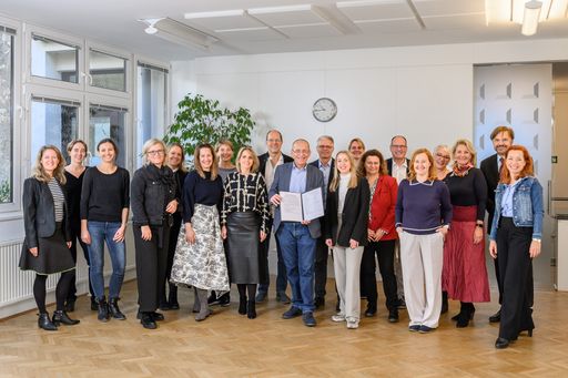 Vorschau Bild von Vertreter*innen der Trägerorganisationen sind stolz auf die
Kooperationsvereinbarung und freuen sich über das zehnjährige
Bestehen vom „Netzwerk Gesund im Wiener Kindergarten“