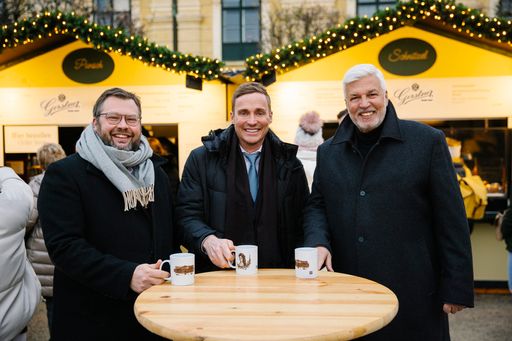 Jürgen Dulhofer, Geschäftsfeldleitung Gastronomie & Events der
GMS GOURMET GmbH, Stephan Oefner, Leitung Gerstner und Herbert
Fuchs, Geschäftsführer der GMS GOURMET GmbH am Stand von Gerstner am
Weihnachtsmarkt Schloss Schönbrunn.