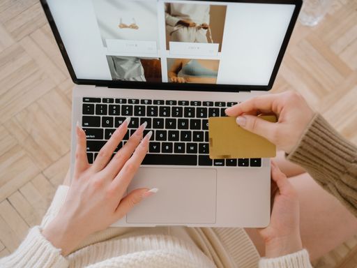 Vorschau Bild von Ein Foto von einer Person, die mit einem Laptop bei einem
Onlineshop bestellt.