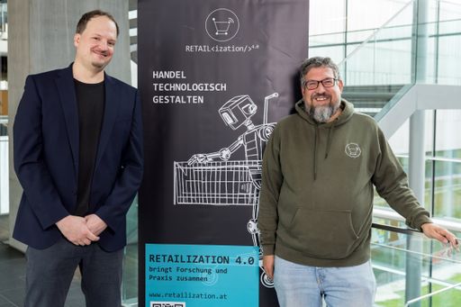  Im Bild (v.l.): Robert Zniva und Simon Kranzer von der FH
Salzburg