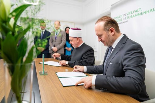 IGGÖ-Präsident Ümit Vural und der Großmufti von Bosnien und
Herzegowina, Dr. Husein Kavazović, bei der Unterzeichnung des
Memorandums of Understanding.