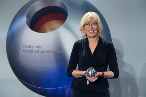 Elke Reichart, Mitglied des Vorstands und Chief Digital and
Sustainability Officer der Infineon Technologies AG. / Weiterer Text
über ots und www.presseportal.de/nr/17888 / Die Verwendung dieses
Bildes für redaktionelle Zwecke ist unter Beachtung aller
mitgeteilten Nutzungsbedingungen zulässig und dann auch honorarfrei.
Veröffentlichung ausschließlich mit Bildrechte-Hinweis.