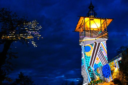 Das Künstlerkollektiv OchoReSotto aus Graz setzt eindrucksvolle
Akzente mit kunstvollen Lichtprojektionen: Turm im
Barbara-Egger-Park
