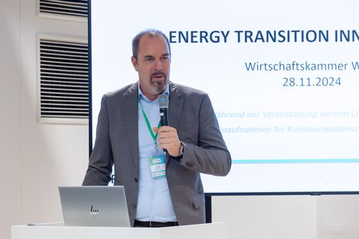 Jürgen Roth spricht sich für einen Technologiemix aus: „Wir
wollen ein Miteinander. Man kann eine Kutsche nicht mit einem
einzigen Pferd auf einen steilen Berg hinaufziehen. Es braucht zwei
Pferde, damit man rasch und sicher oben ankommt.“
