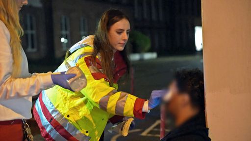 Notfallsanitaeterin Sina Jarosz im Einsatz. / Weiterer Text über
ots und www.presseportal.de/nr/6605 / Die Verwendung dieses Bildes
für redaktionelle Zwecke ist unter Beachtung aller mitgeteilten
Nutzungsbedingungen zulässig und dann auch honorarfrei.
Veröffentlichung ausschließlich mit Bildrechte-Hinweis.