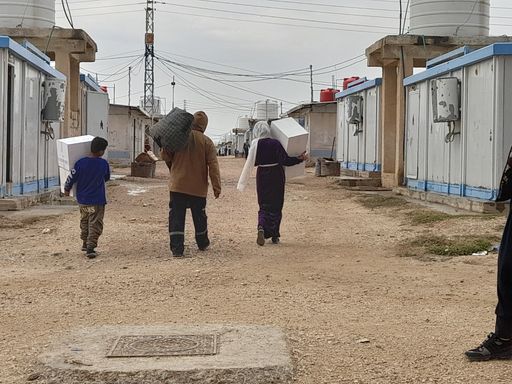 Die Winterhilfe in einem Lager in Nordostsyrien im November
umfasst dick gefütterte Winterjacken, Wintersocken, dicke
Winterpullover, Unterwäsche, Winterschals, Handschuhe, Kopfbedeckung
sowie gefütterte Winterstiefel für Kinder.