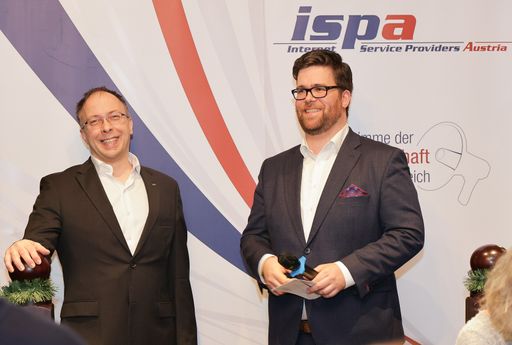 Der Präsident der ISPA, Harald Kapper, und ihr Generalsekretär,
Stefan Ebenberger, kurz bevor sie ihre eröffnenden Worte bei der
ISPA-Weihnachtsfeier sagen.