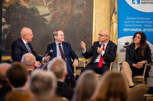  Im Rahmen einer Veranstaltung der Aktion
Generationengerechtigkeit diskutierten namhafte Persönlichkeiten
über notwendige Maßnahmen.