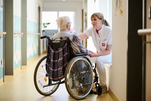 Vorschau Bild von Die ideale Voraussetzung der Pensionisten-Wohnhäuser war von
Beginn an die bereits gegebene Barrierefreiheit auf Grund von
diversen Einschränkungen der Bewohner*innen. So werden hier z. B.
Wahllokale eingerichtet und regelmäßig Veranstaltungen und Konzerte
angeboten. Ärzt*innen kommen ins Haus. Alle Häuser zum Leben bieten
vielfältige Gruppenaktivitäten an, z.B. Bewegungsgruppen, kognitives
Training, kreative Tätigkeiten, etc. um die Ressourcen und Vitalität
zu erhalten.