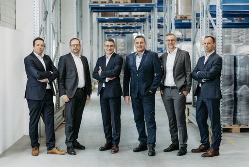 Am Bild v.l.n.r.: Gerhard Mühlbauer, Leiter Marketing und
Systeme; Martin Neulinger, Leiter des Betriebs; Thomas Hopfinger,
Geschäftsführer; Engelbert Füreder, Leiter Marketing und Systeme;
Alexander Haidinger, Leiter des Produktmanagements; Franz Waldhör,
Leiter des Vertriebs.